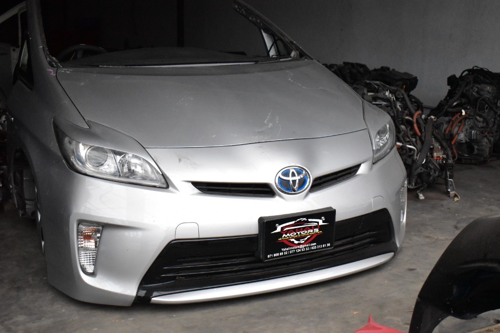Toyota Prius ZVW30 Silver Half Cut
